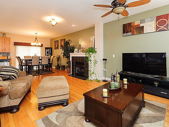 5th image of 3238 N Kilbourn Ave Unit 8