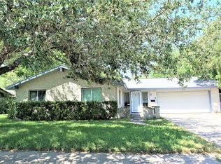 702 Garner Dr, Beeville, TX 78102