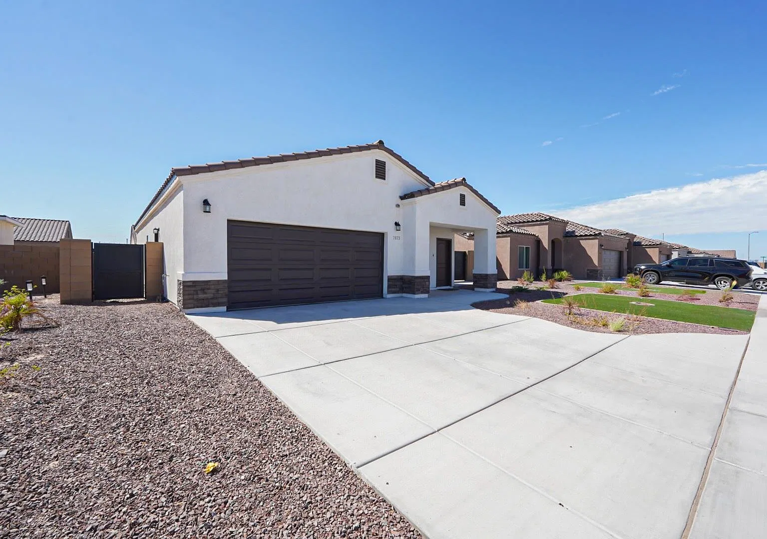 3 bed, 2.0 bath, 1184 sqft, $2,000 — Photo 3
