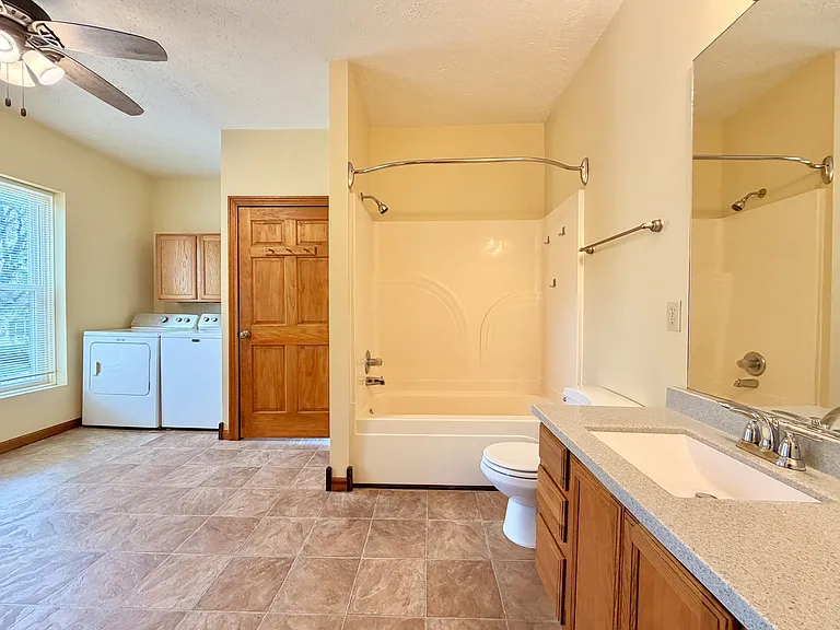 Upper Bath+Laundry