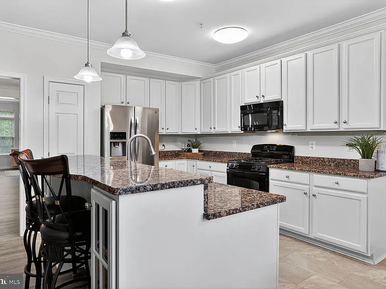 2621 Eastbourne Dr — Photo 10