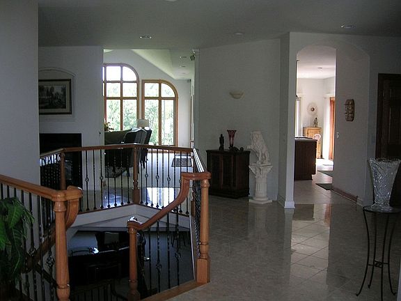 4th image of 8902 Royal Oaks Dr