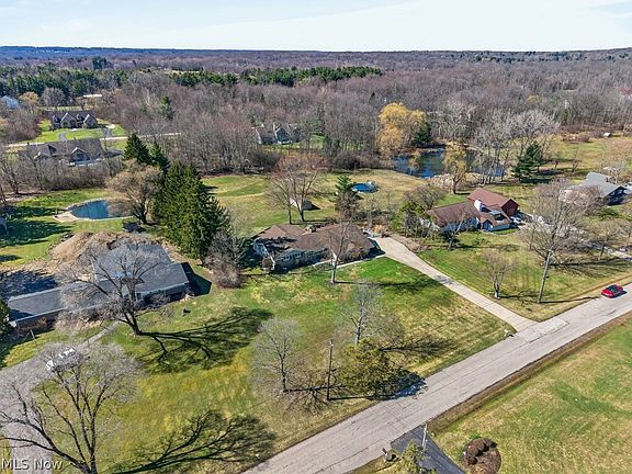 3rd image of 13814 Fox Hills Dr