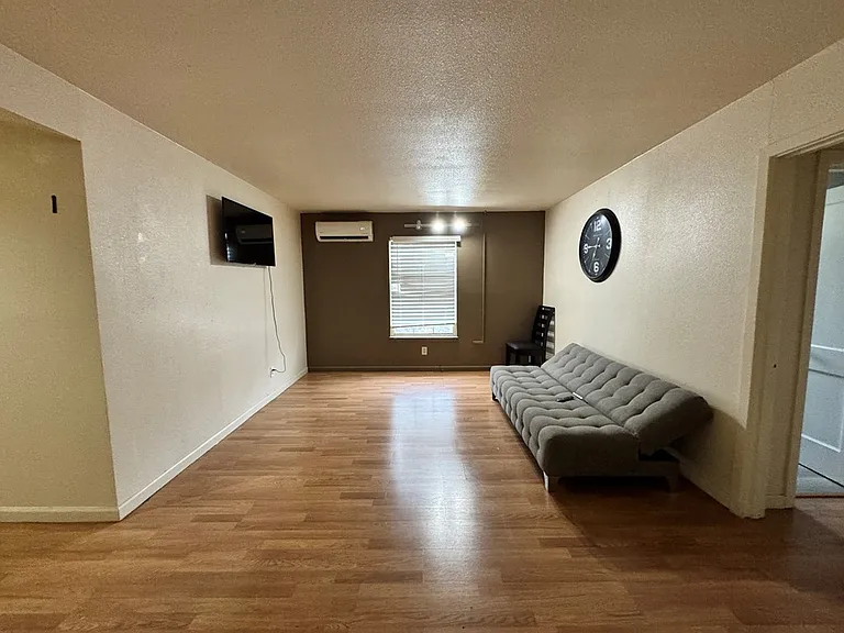 507 W Estes Ave #7 — Photo 3