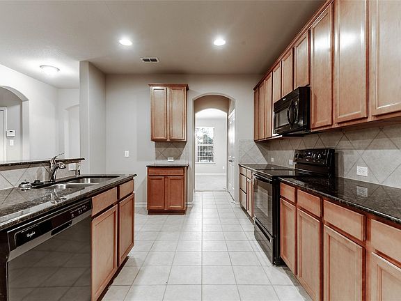 5th image of 908 Silvermoon Dr