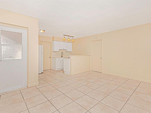 4th image of 2581 NE 11th Ct