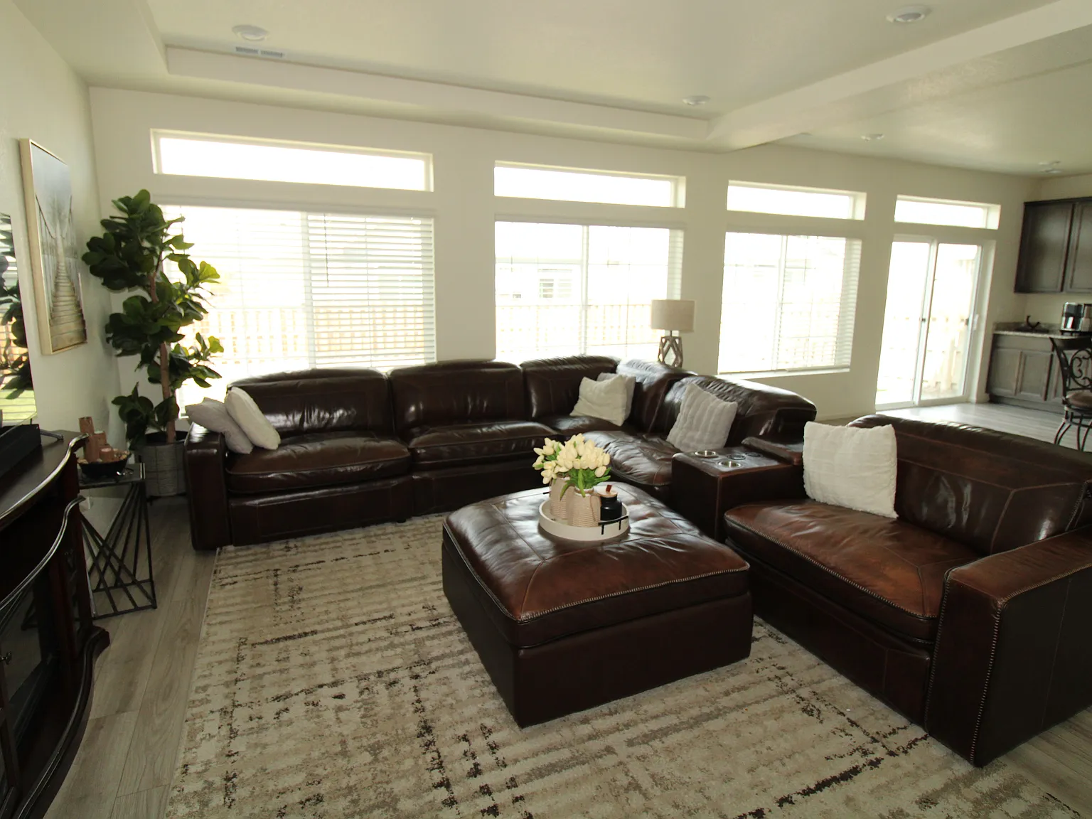 3 bed, 2212 sqft, $3,695 — Photo 3