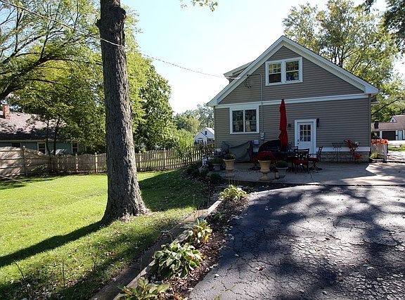 5th image of 133 E 2nd Ave