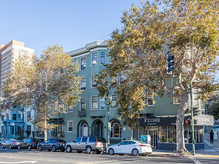 240 Grand — Photo 34