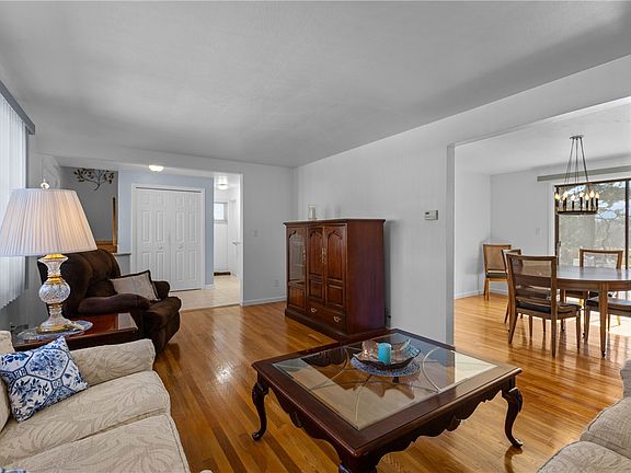 5th image of 129 Saint Rose Dr