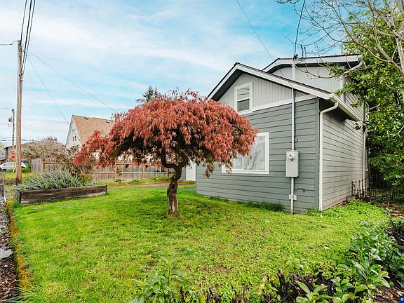 3rd image of 1620 16th Ave SW