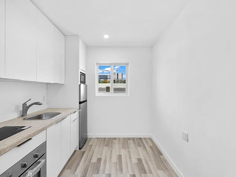 112 SW 11th Ave #3 — Photo 5