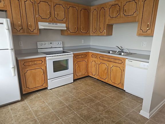 3rd image of 1620 Baltimore Dr APT B