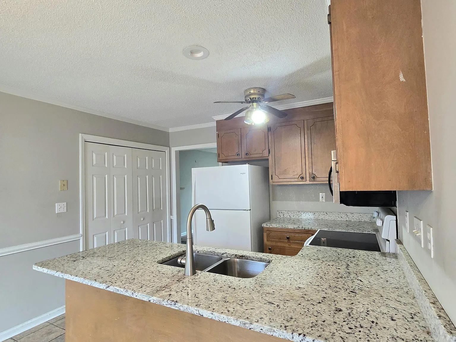 2 bed, 1.5 bath, 1042 sqft, $1,000 — Photo 2