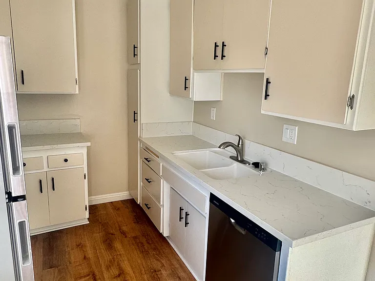 2014 S Bentley Ave #202 — Photo 24