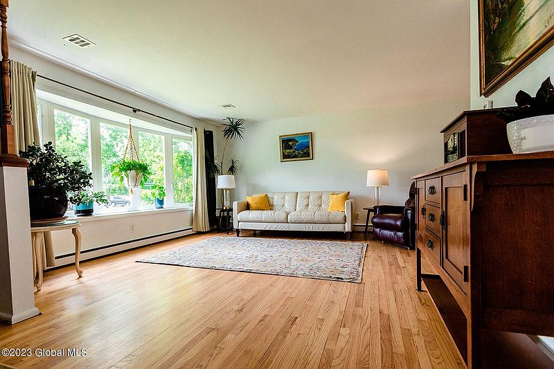 4th image of 544 Custer Road
