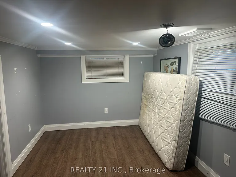 60 Phillip Ave #BASEMENT — Photo 5