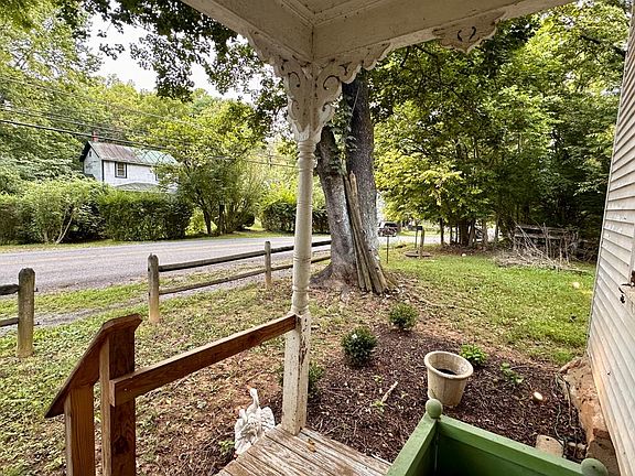 3rd image of 1833 Millwood Rd