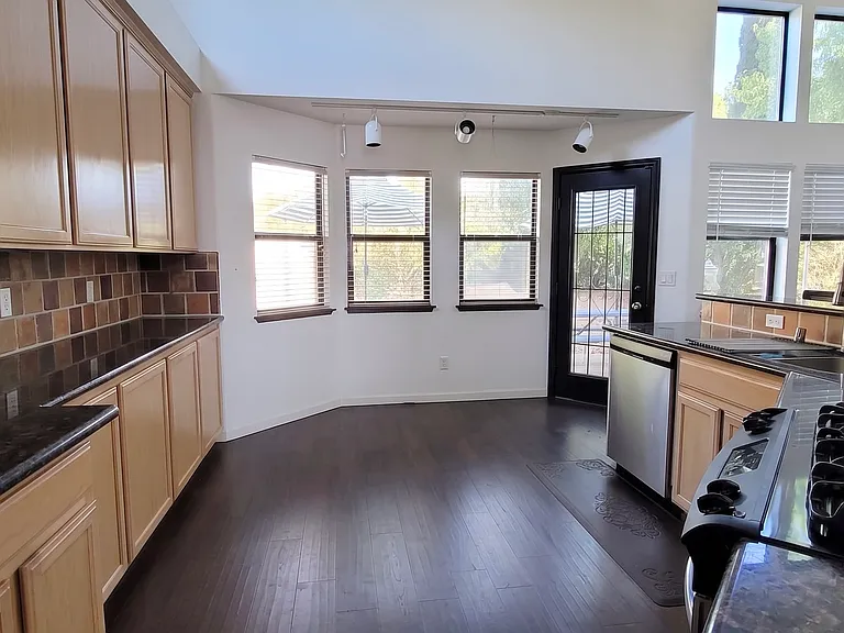 948 La Palma Pl — Photo 7