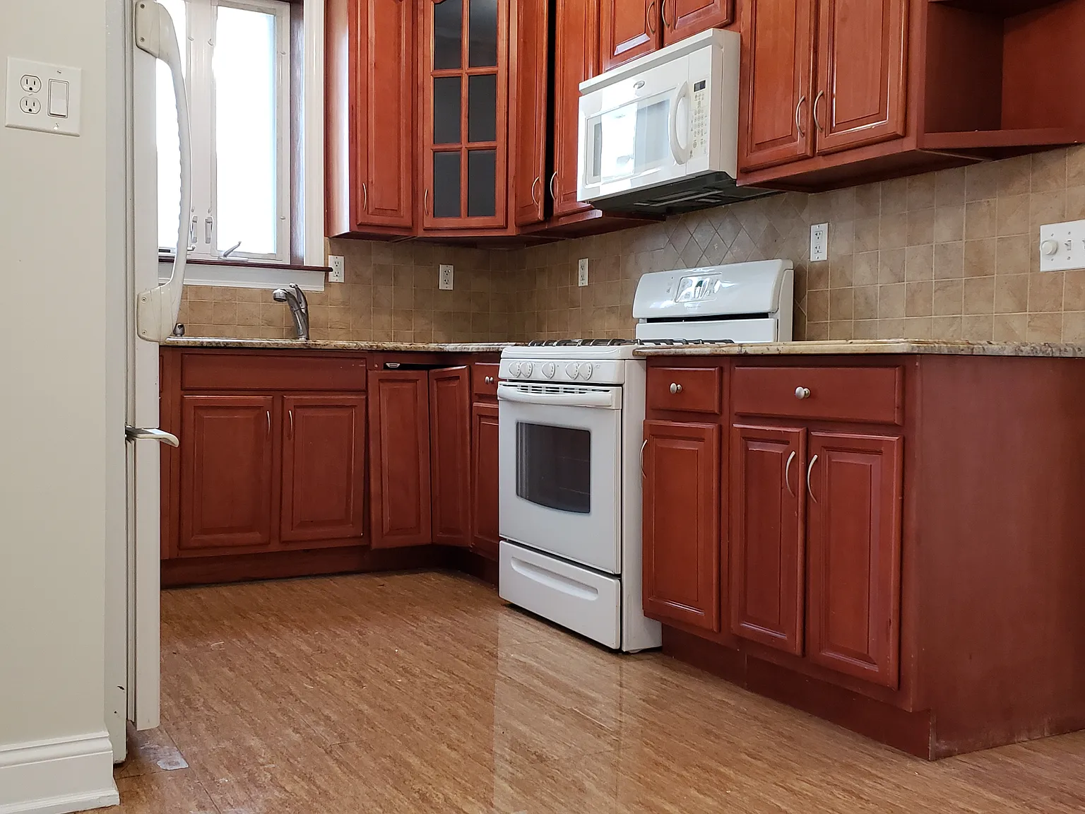 3 bed, 1300 sqft, $3,200 — Photo 2
