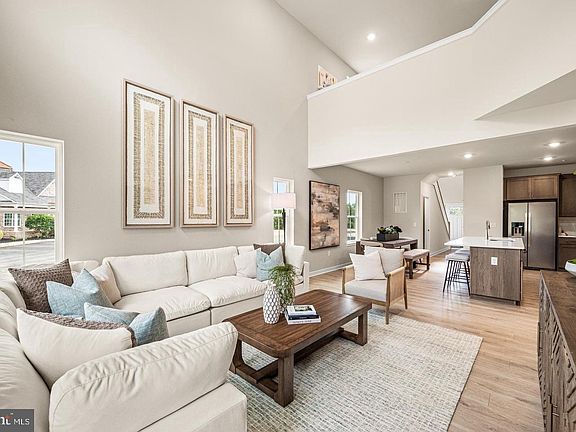 4th image of 563 Arrowgrass Ln