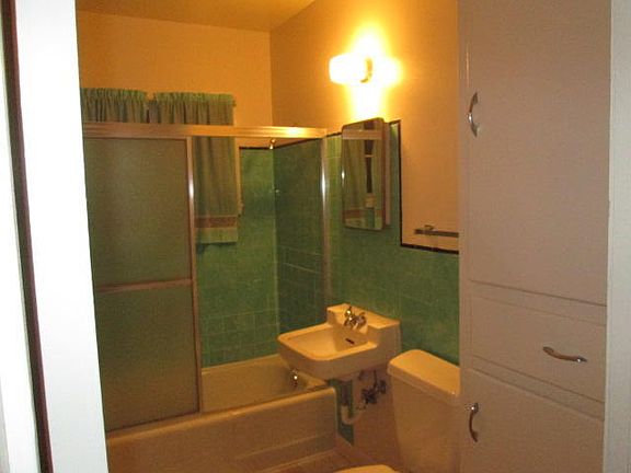 4th image of 909 Alvarado Dr NE