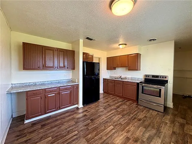 3 bed, 1.0 bath, 900 sqft, $1,400 — Photo 4