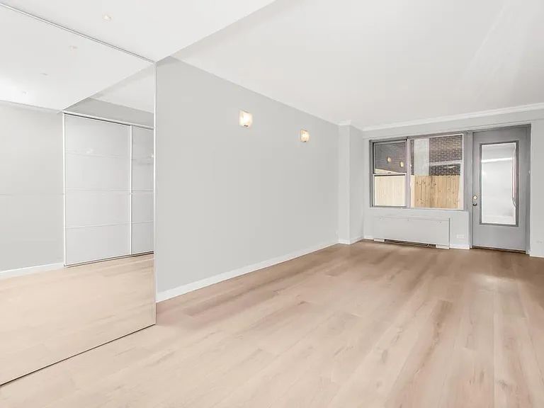 330 E 49th St #1E — Photo 6