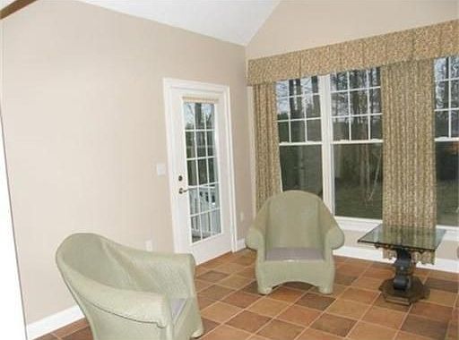 5th image of 21 Lois Ln