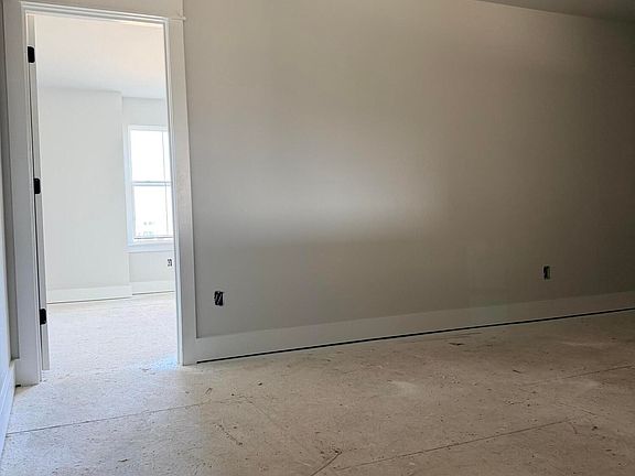 5th image of 122 Shoemaker St