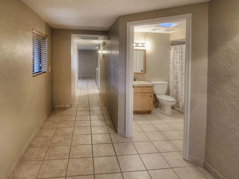 534 E Lee St — Photo 10