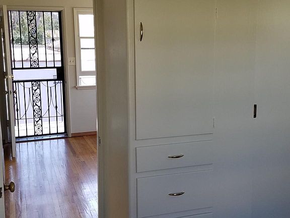 3rd image of 3201 1/2 Madera Ave