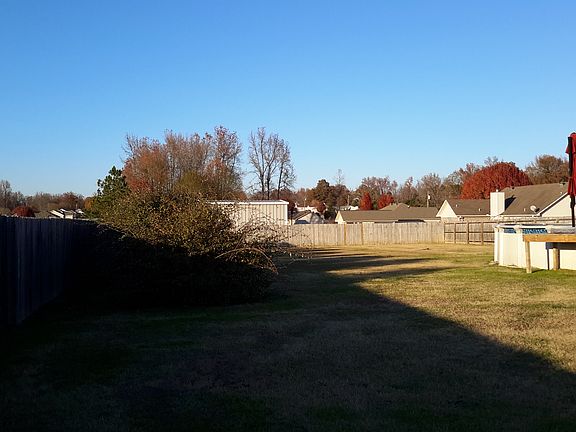 Privacy fenced giant back ya