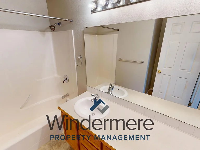 1243 SE Newgate Dr — Photo 10