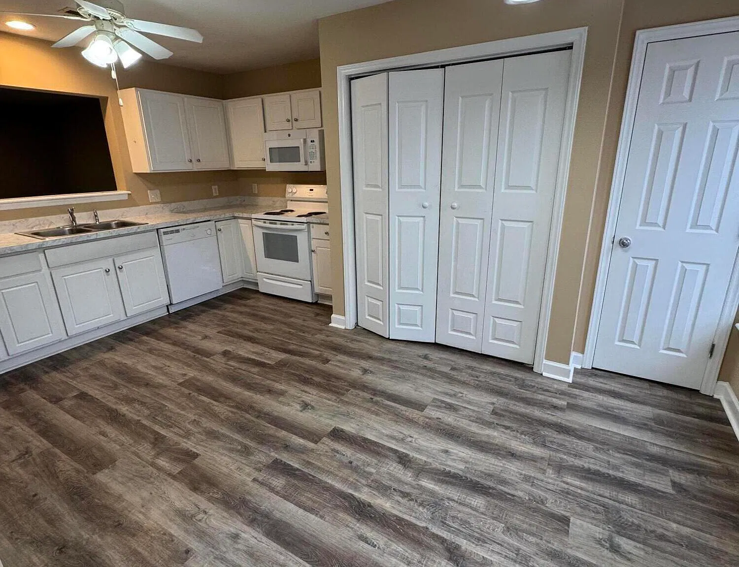 3 bed, 2.5 bath, $1,495 — Photo 2