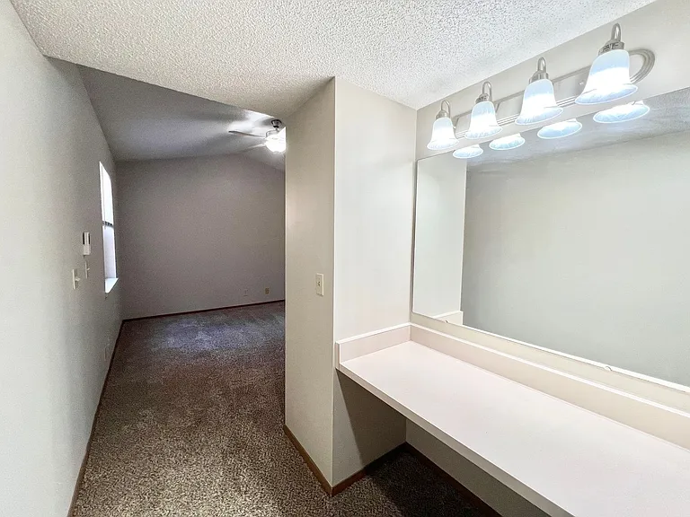Oakridge Apartments — Photo 24