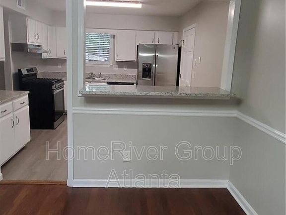 4th image of 335 Barrington Dr E