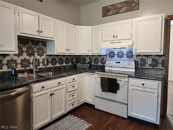 4th image of 221 Washington St