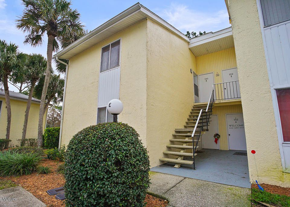 1st image of 590 Fairways Cir #B