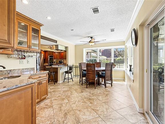 4th image of 33 Chateau Du Jardin Dr
