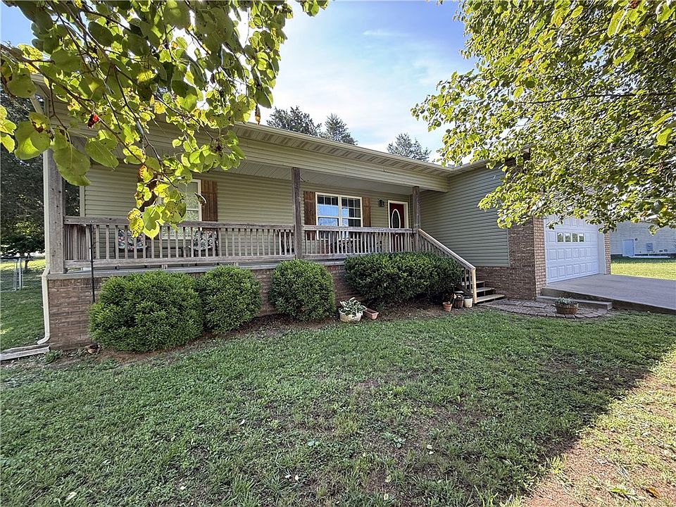 1st image of 403 Lark Ln