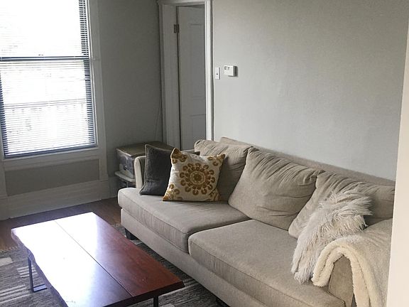 3rd image of 2436 N Maplewood Ave APT 2R
