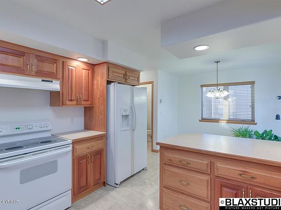 4th image of 221 Palace Cir