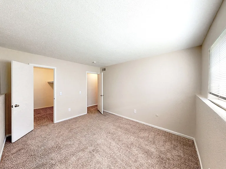 Skyline Apartments — Photo 28