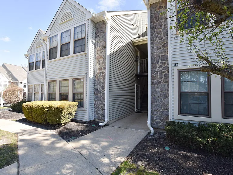 43 Chelmsford Ct — Photo 2