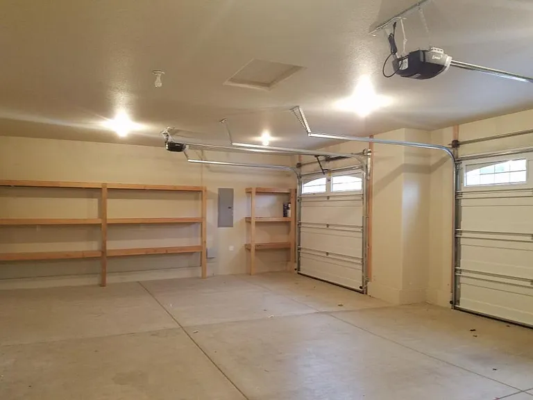 1050 SW Princeton Pl — Photo 3