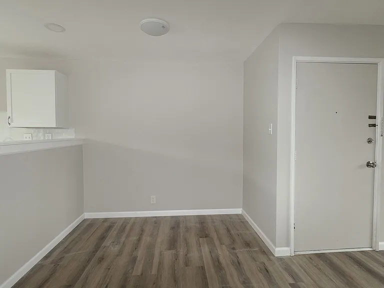 1724 E Broadway — Photo 11