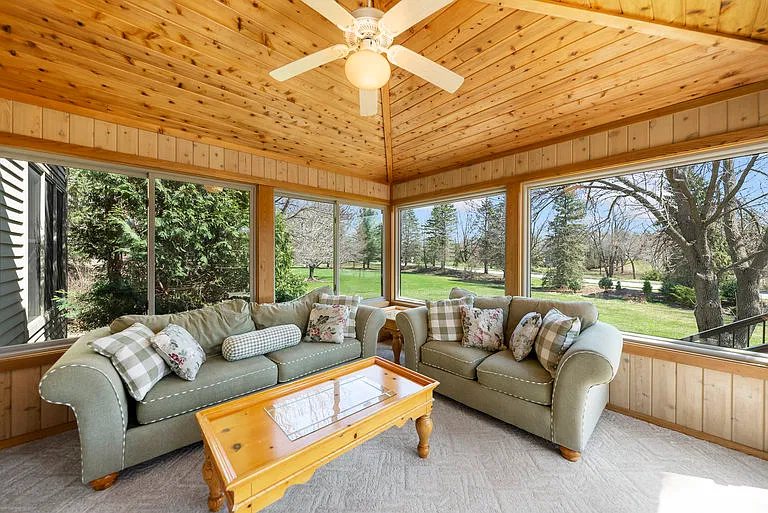 5 bed, 4264 sqft, $4,995 — Photo 4