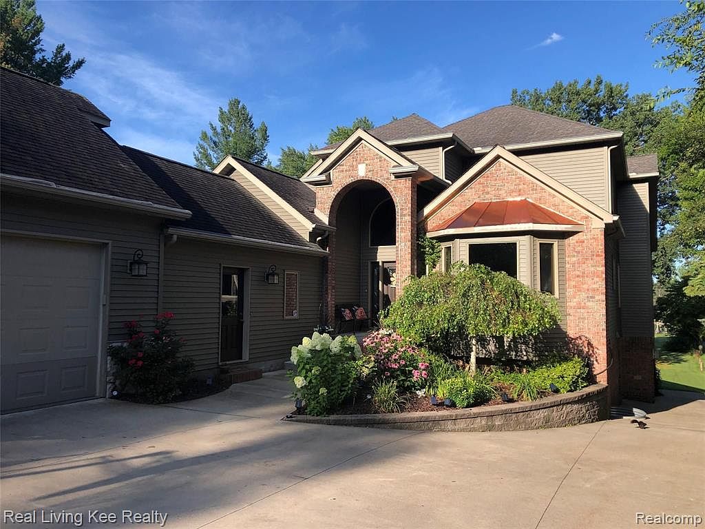 3017 Riverside Dr, Port Huron, MI 48060 Zillow