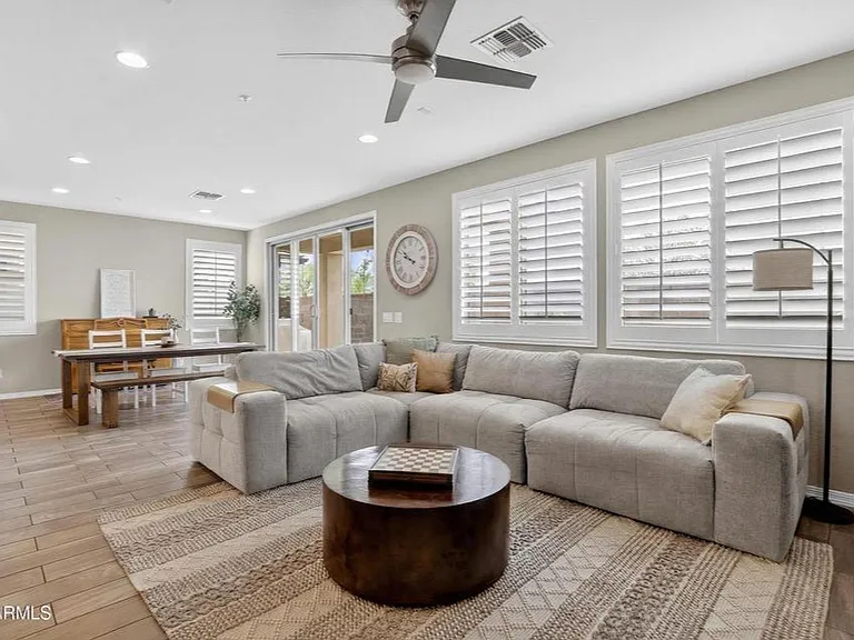 2419 W Gloria Ln — Photo 16